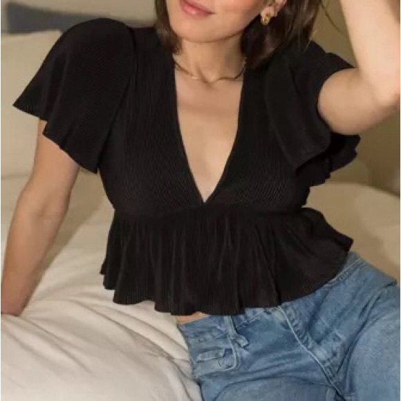 Urban Outffitters Cropped V-necked blouse in black ✨ - Picture 1 of 7